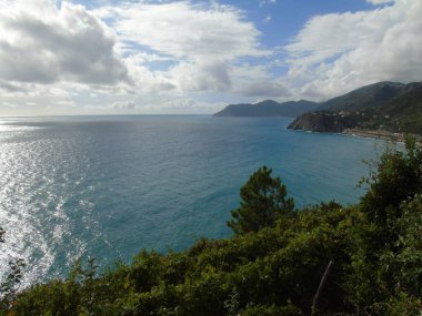Cinque Terre, İtalya - 08 / 31 / 2020: Bir kıyı balıkçı köyünün güzel manzarası, pek çok küçük renkli ev manzarası, Cinque Terre adlı küçük İtalyan kasabasının geleneksel mimarisi