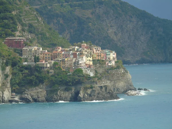 意大利灰姑娘 2020年3月8日 美丽的海滨渔村风景 许多五彩斑斓的小房子的奇景 意大利小镇灰姑娘的传统建筑 — 图库照片