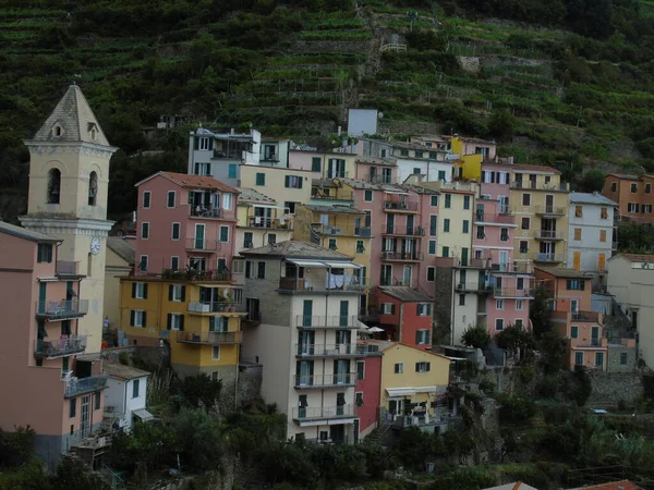 Cinque Terre イタリア 2020年8月31日 海岸漁村の美しい風景 多くの小さなカラフルな家の素晴らしい景色 Cinque Terreと呼ばれる小さなイタリアの町の伝統的な建築 — ストック写真