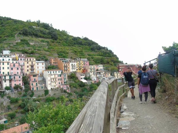 Cinque Terre イタリア 2020年8月31日 海岸漁村の美しい風景 多くの小さなカラフルな家の素晴らしい景色 Cinque Terreと呼ばれる小さなイタリアの町の伝統的な建築 — ストック写真