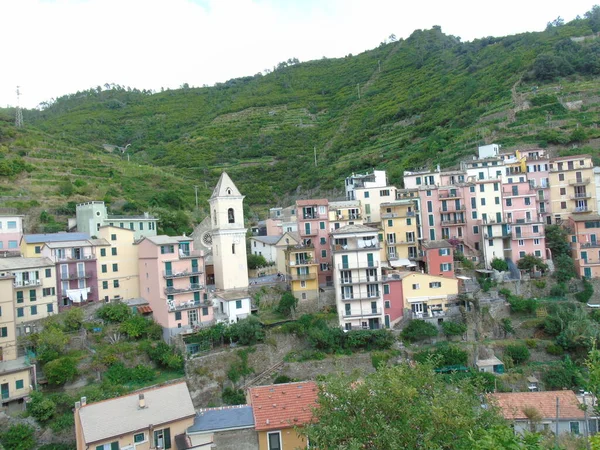 Cinque Terre イタリア 2020年8月31日 海岸漁村の美しい風景 多くの小さなカラフルな家の素晴らしい景色 Cinque Terreと呼ばれる小さなイタリアの町の伝統的な建築 — ストック写真