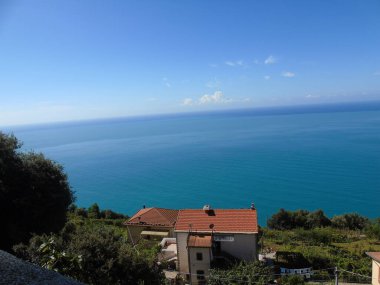 Liguria, İtalya - 09 / 01 / 2020: Liguria 'daki Monesteroli kasabasına giden denize bakan dik merdiven.