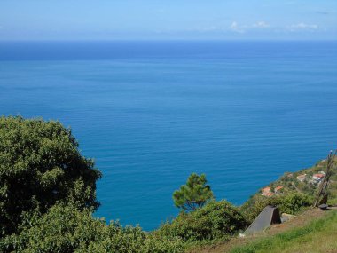 Liguria, İtalya - 09 / 01 / 2020: Liguria 'daki Monesteroli kasabasına giden denize bakan dik merdiven.