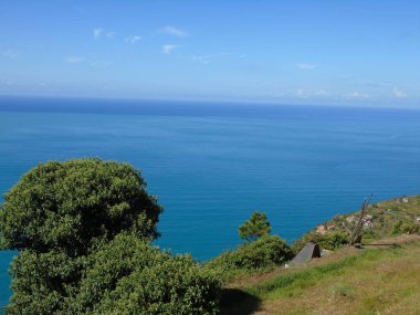 Liguria, İtalya - 09 / 01 / 2020: Liguria 'daki Monesteroli kasabasına giden denize bakan dik merdiven.