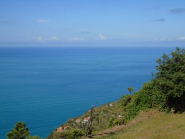 Liguria, İtalya - 09 / 01 / 2020: Liguria 'daki Monesteroli kasabasına giden denize bakan dik merdiven.