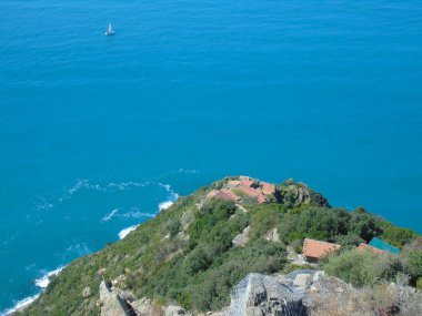 Liguria, İtalya - 09 / 01 / 2020: Liguria 'daki Monesteroli kasabasına giden denize bakan dik merdiven.