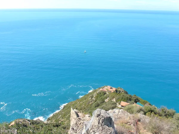 Liguria, İtalya - 09 / 01 / 2020: Liguria 'daki Monesteroli kasabasına giden denize bakan dik merdiven.