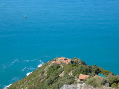 Liguria, İtalya - 09 / 01 / 2020: Liguria 'daki Monesteroli kasabasına giden denize bakan dik merdiven.