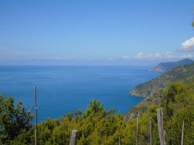 Liguria, İtalya - 09 / 01 / 2020: Liguria 'daki Monesteroli kasabasına giden denize bakan dik merdiven.