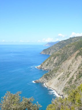 Liguria, İtalya - 09 / 01 / 2020: Liguria 'daki Monesteroli kasabasına giden denize bakan dik merdiven.