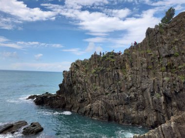 Cinque Terre, İtalya - 09 / 02 / 2020: Bir kıyı balıkçı köyünün güzel manzarası, pek çok küçük renkli ev manzarası, Cinque Terre adlı küçük İtalyan kasabasının geleneksel mimarisi