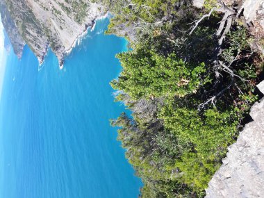 Cinque Terre, İtalya - 09 / 02 / 2020: Bir kıyı balıkçı köyünün güzel manzarası, pek çok küçük renkli ev manzarası, Cinque Terre adlı küçük İtalyan kasabasının geleneksel mimarisi