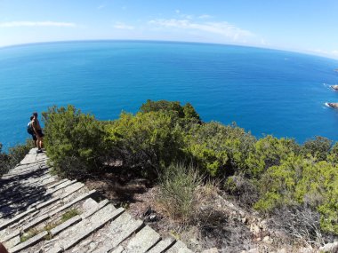 Cinque Terre, İtalya - 09 / 02 / 2020: Bir kıyı balıkçı köyünün güzel manzarası, pek çok küçük renkli ev manzarası, Cinque Terre adlı küçük İtalyan kasabasının geleneksel mimarisi
