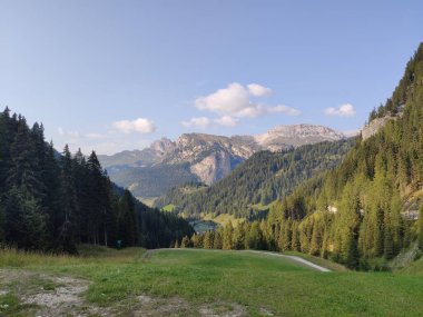 Val Gardena, İtalya - 09 / 15 / 2020: Arka planda büyülü Dolomitler dağları, Trentino Alto Adige bölgesinde inanılmaz bulutlar ve mavi gökyüzü, İtalya, Avrupa