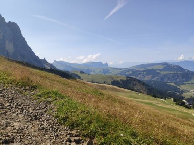 Val Gardena, İtalya - 09 / 15 / 2020: Arka planda büyülü Dolomitler dağları, Trentino Alto Adige bölgesinde inanılmaz bulutlar ve mavi gökyüzü, İtalya, Avrupa