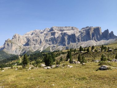 Val Gardena, İtalya - 09 / 15 / 2020: Arka planda büyülü Dolomitler dağları, Trentino Alto Adige bölgesinde inanılmaz bulutlar ve mavi gökyüzü, İtalya, Avrupa