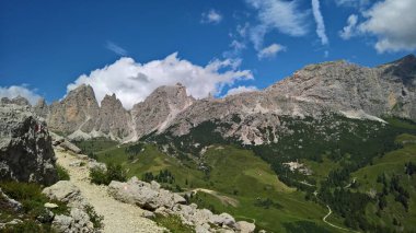 Val Gardena, İtalya - 09 / 15 / 2020: Arka planda büyülü Dolomitler dağları, Trentino Alto Adige bölgesinde inanılmaz bulutlar ve mavi gökyüzü, İtalya, Avrupa