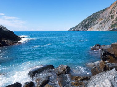 Cinque Terre, İtalya - 09 / 02 / 2020: Bir kıyı balıkçı köyünün güzel manzarası, pek çok küçük renkli ev manzarası, Cinque Terre adlı küçük İtalyan kasabasının geleneksel mimarisi