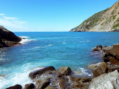 Cinque Terre, İtalya - 09 / 02 / 2020: Bir kıyı balıkçı köyünün güzel manzarası, pek çok küçük renkli ev manzarası, Cinque Terre adlı küçük İtalyan kasabasının geleneksel mimarisi