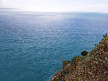 Cinque Terre, İtalya - 09 / 02 / 2020: Bir kıyı balıkçı köyünün güzel manzarası, pek çok küçük renkli ev manzarası, Cinque Terre adlı küçük İtalyan kasabasının geleneksel mimarisi