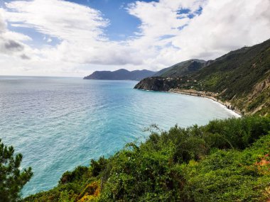 Cinque Terre, İtalya - 09 / 02 / 2020: Bir kıyı balıkçı köyünün güzel manzarası, pek çok küçük renkli ev manzarası, Cinque Terre adlı küçük İtalyan kasabasının geleneksel mimarisi