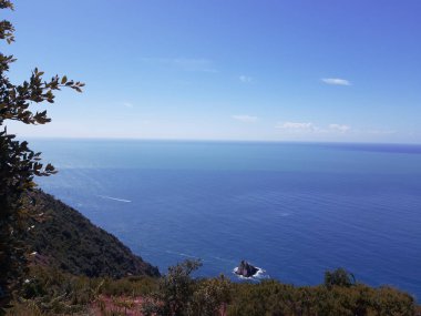 Cinque Terre, İtalya - 09 / 02 / 2020: Bir kıyı balıkçı köyünün güzel manzarası, pek çok küçük renkli ev manzarası, Cinque Terre adlı küçük İtalyan kasabasının geleneksel mimarisi