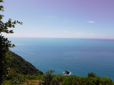 Cinque Terre, İtalya - 09 / 02 / 2020: Bir kıyı balıkçı köyünün güzel manzarası, pek çok küçük renkli ev manzarası, Cinque Terre adlı küçük İtalyan kasabasının geleneksel mimarisi