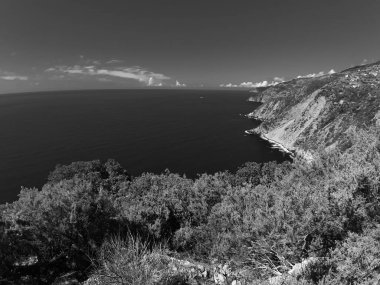 Cinque Terre, İtalya - 09 / 02 / 2020: Bir kıyı balıkçı köyünün güzel manzarası, pek çok küçük renkli ev manzarası, Cinque Terre adlı küçük İtalyan kasabasının geleneksel mimarisi