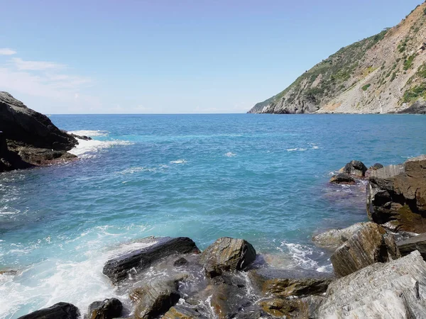Cinque Terre, İtalya - 09 / 02 / 2020: Bir kıyı balıkçı köyünün güzel manzarası, pek çok küçük renkli ev manzarası, Cinque Terre adlı küçük İtalyan kasabasının geleneksel mimarisi