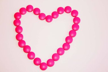 Sağlık ve güzellik için pembe vitamin hapları kalbinde