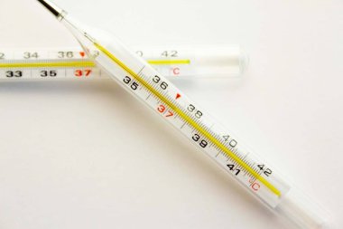 Tıbbi cihaz, Merkür termometre sıcaklığı beyaz bir arka plan üzerinde ölçme