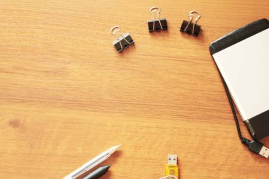 Kırtasiye için okul ve ofis birden parlamak götürmek ve usb kablosu, iş fikri