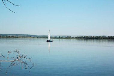 yelkenli uzak nehir Volga üzerinde yelkenli yelkenli