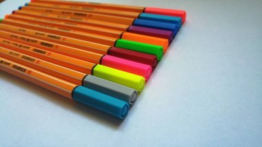 çok renkli uçlu kalem keçe