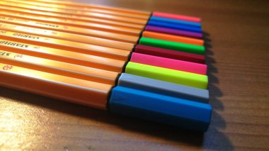 çok renkli uçlu kalem keçe