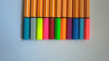 çok renkli uçlu kalem keçe