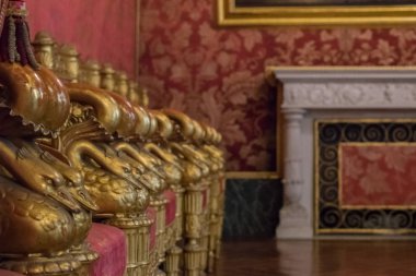 Kraliyet sarayında taht