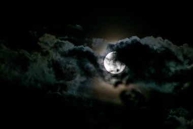 Bulutlar arasında ay ışığı