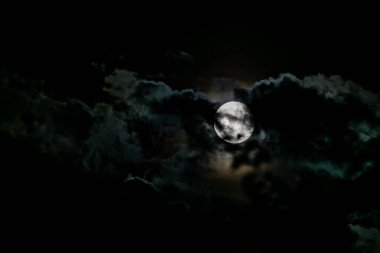 Bulutlar arasında ay ışığı