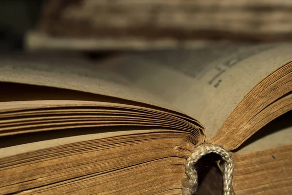 Masanın üzerinde eski kitaplar var.