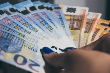 Cüzdanımda para var.