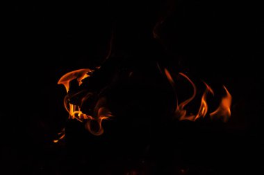 kamp ateşi ve alevler