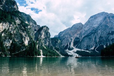 Braies Gölü 'nün panoramik manzarası, İtalya