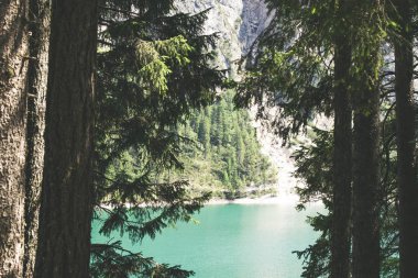 Braies Gölü 'nün panoramik manzarası, İtalya