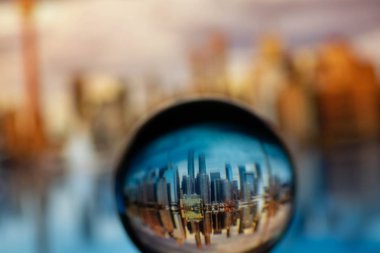 Görkemli manzarası olan bir kristal küre.