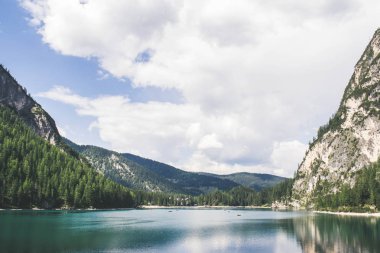 Braies Gölü 'nün panoramik manzarası, İtalya