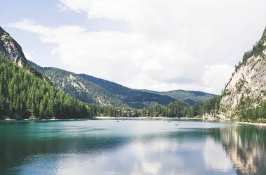 Braies Gölü 'nün panoramik manzarası, İtalya