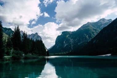 Braies Gölü 'nün panoramik manzarası, İtalya