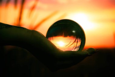 kristal küre ve fantgastik bir arka plan