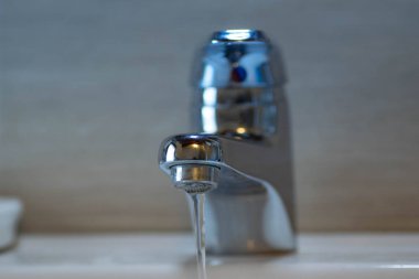 bir musluk lavabo ve waterdrop